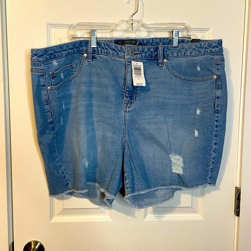 NWT Torrid distressed light wash denim cutoff jeans plus sz 22